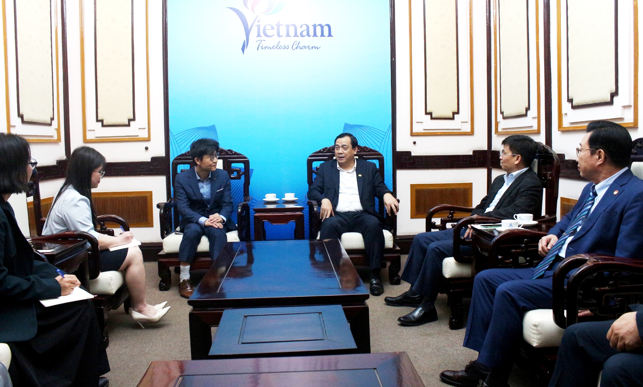 Cục trưởng Cục Du lịch Quốc gia Việt Nam Nguyễn Trùng Khánh tiếp Tổng Giám đốc Lotte World Việt Nam Lee Hae Yeol